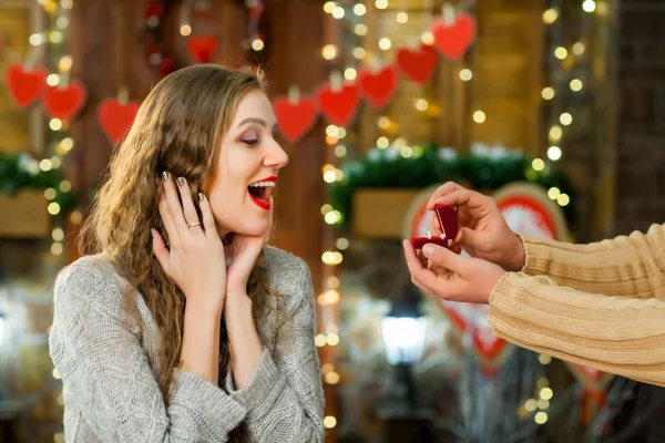 Pojkvän som ger hans flickvän ring på alla hjärtans dag — Stockfoto