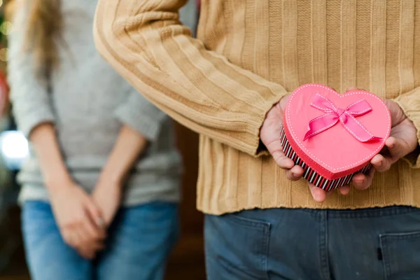 Man gör överraskning till sin hustru på alla hjärtans dag — Stockfoto