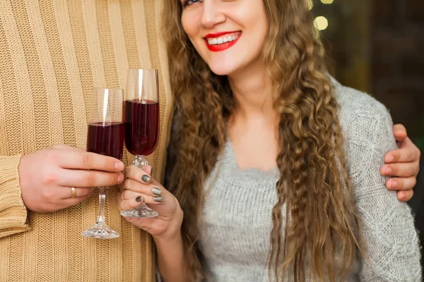 Casal beber vinho no dia dos namorados — Fotografia de Stock