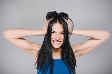 genç kız stüdyoda kızgın