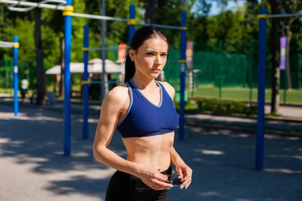 Deportivo adolescente en deporte patio de recreo — Foto de Stock