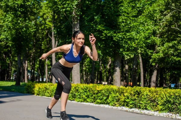 Chica deportiva corriendo en el parque — Foto de Stock