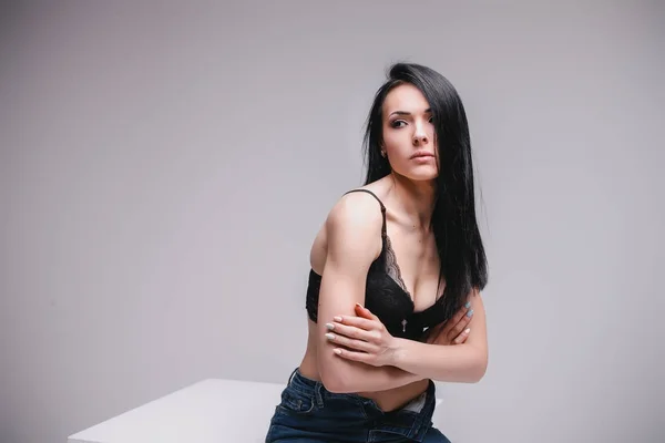 Sexy modella seduta in studio — Foto Stock