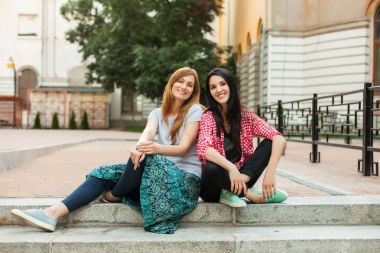 İki kız merdivende dinlenme