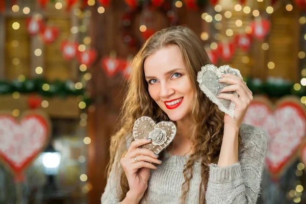 Leuke vrouw vieren Valentijnsdag — Stockfoto