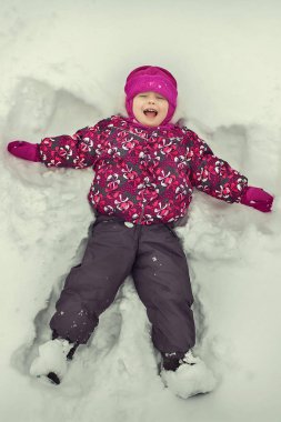 küçük kız yapma kar melek