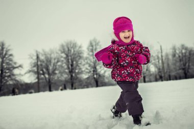 küçük chil kış ormanda oynarken