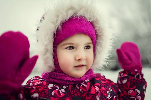 küçük çocuk gün kış ormanda zevk