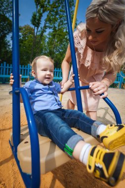 salıncak üzerinde güzel çocuk