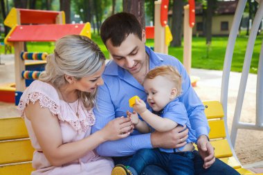 güzel aile Park'ta yürüyordunuz