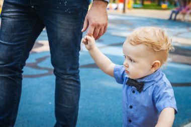 Baba ve oğul eğlence parkında yürüyüş