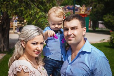 Genç aile cazibe Park'ta yürüyordunuz