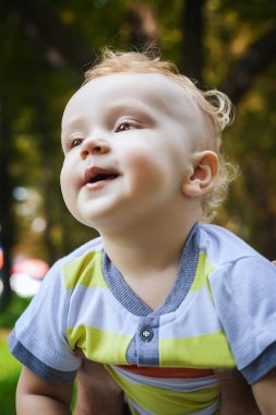 Babalar ellerinin üstünde güzel çocuk