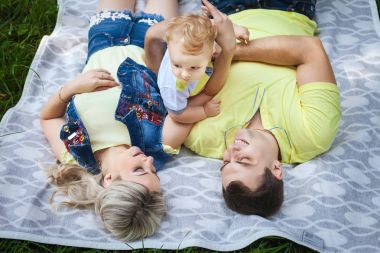 güzel aile Park'ta dinlenme