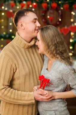 Genç çift üzerinde Sevgililer günü kutlamak