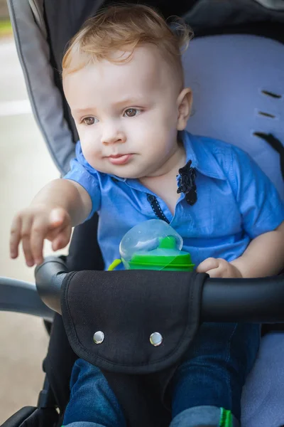 Menino em carrinho de bebé — Fotografia de Stock