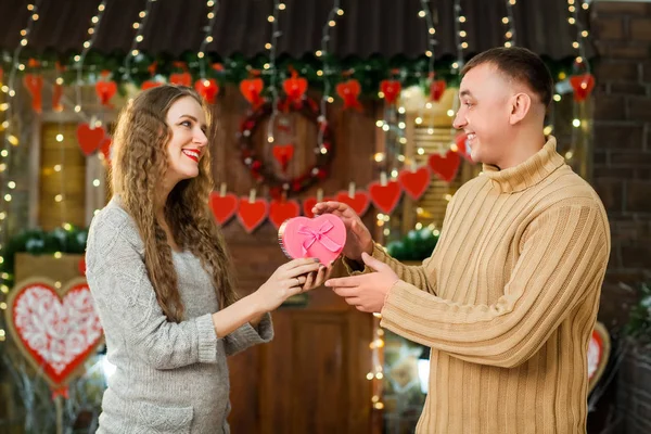 Man giving present to his girlfriend — Stock Photo, Image