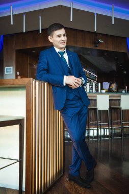 Asya damat gelini bir barda bekliyor