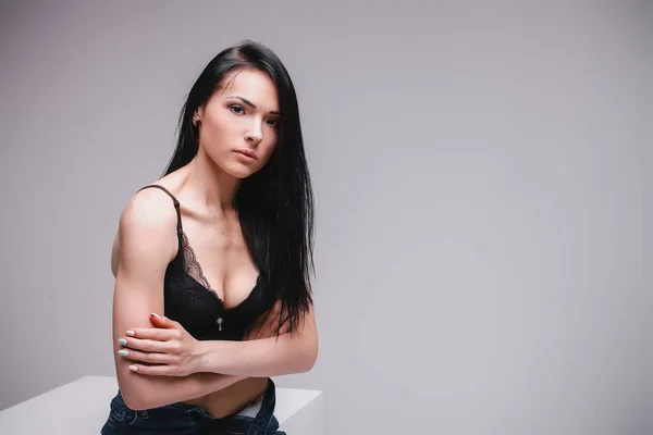 Sexy chica sentado en estudio —  Fotos de Stock