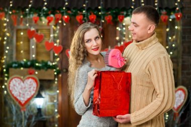 Sevgililer günü kızına sürpriz yapma adam