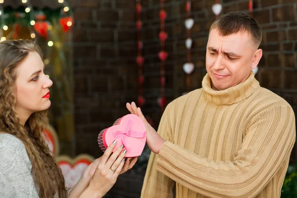 Girl giving present to her man — Stock Photo, Image