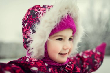 küçük kız gün dışarı kış ormanda zevk