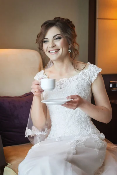 Невеста пьет кофе и улыбается по утрам — стоковое фото
