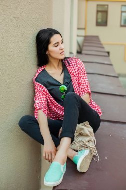 sokakta kaldırım üzerinde rahatlatıcı modeli