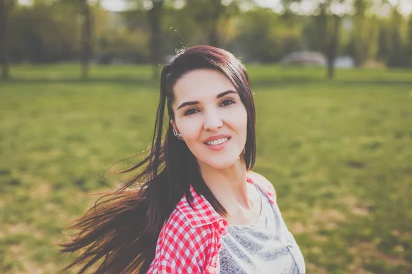 Çekici hippi kız gülümseyerek