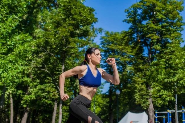 Mujer deportiva corriendo en la naturaleza — Foto de Stock