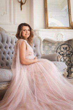 Koltukta oturan genç gelecekteki anne