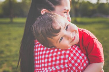 Mutlu anne ile çocuk dışarıda eğleniyor