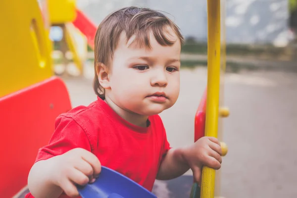 Retrato de niño jugando en el patio de recreo — Foto de Stock