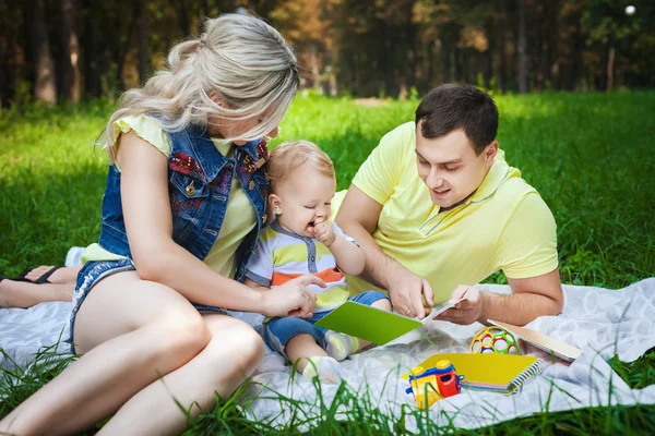 Roliga familj vilar i park Stockbild