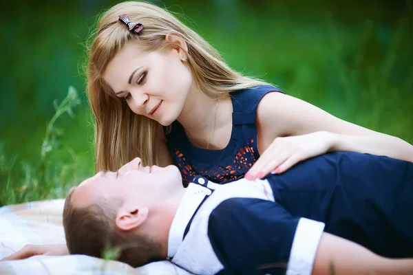 Schöne Mädchen und Kerl im Wald — Stockfoto