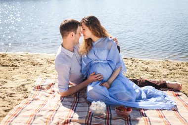 adam ve kız rahatlatıcı sahil Nehri üzerinde