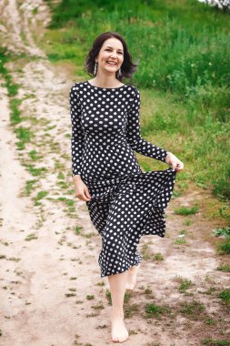 yol boyunca yürüyen kadın