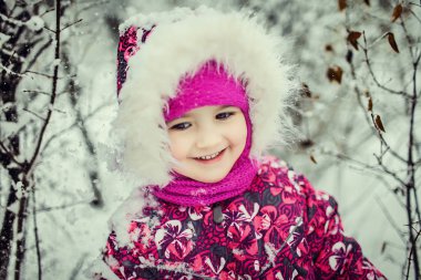 sevimli kız kış parkta gülümseyen