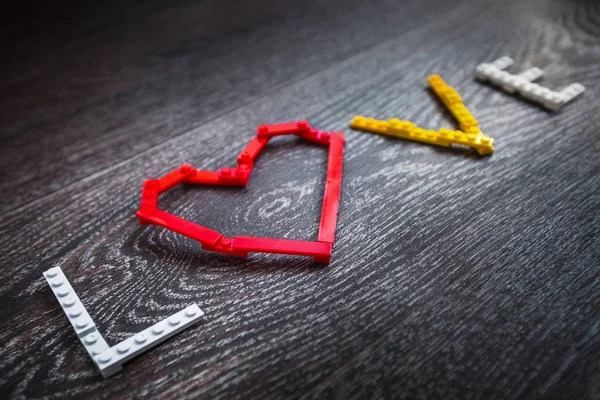 Kırmızı kalp ve sevgi plastik tuğla