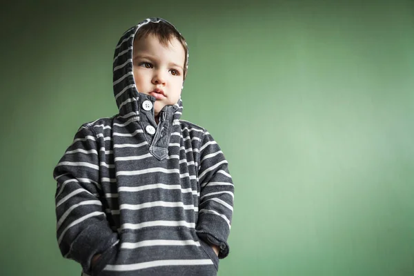 Sorgliga söt liten pojke håller händerna i fickorna — Stockfoto