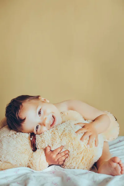 테디 베어와 함께 귀여운 아기 — 스톡 사진