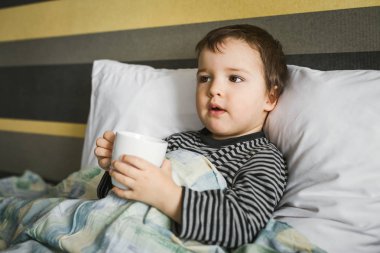 yatakta yatarken ilaç fincan ile hasta tedavi çocuk