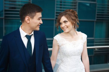 Yeni evli çift sarılma, gülümseyen ve birbirine restoranda bakarak