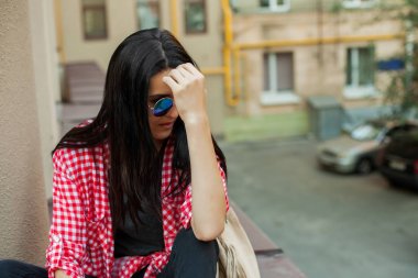 çatıda oturan güzel kadın