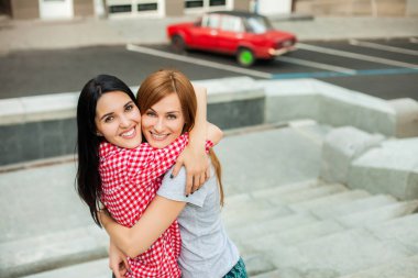 İki genç sokakta sarılma