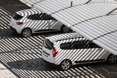 Gölge altında bir otopark arabalar