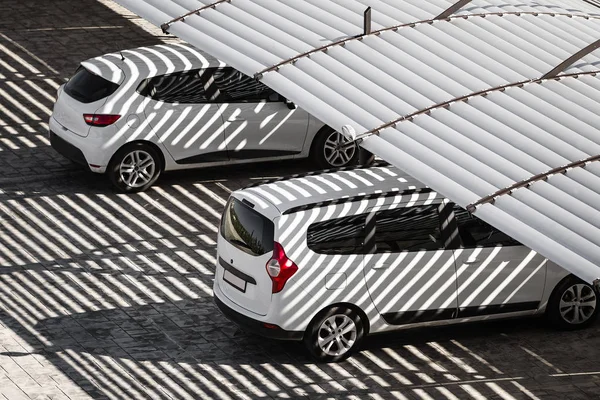 Gölge altında bir otopark arabalar