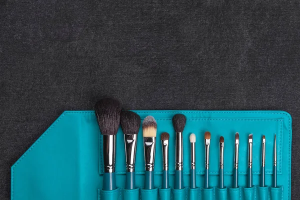 Cepillos de maquillaje profesional en una caja azul — Foto de Stock