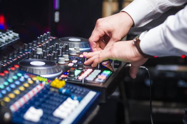 Dj mikserde müzik çalıyor