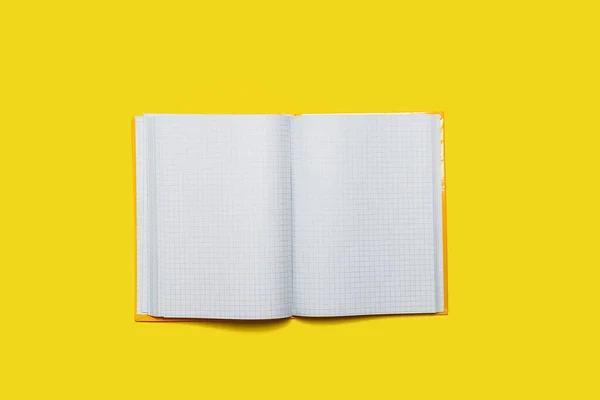 Cartella di lavoro aperta su una superficie gialla — Foto Stock
